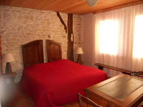 维莱费里勒卫杰苏雷维尼酒店的一间卧室设有红色的床和窗户。