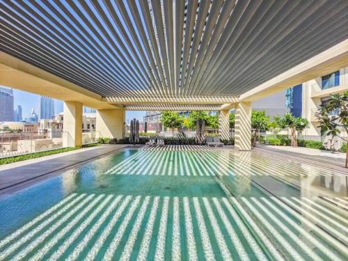 迪拜Stunning Burj Royale Residence Downtown Dubai - Burj Khalifa的建筑物屋顶上的游泳池