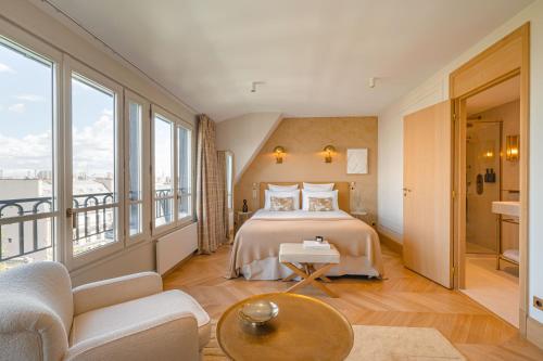 巴黎Hôtel Madison的酒店客房设有一张床和一个阳台。