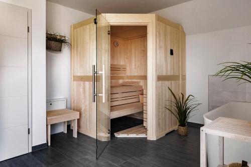 比苏姆Haus Traubeneiche的一间带木制衣柜和书桌的浴室