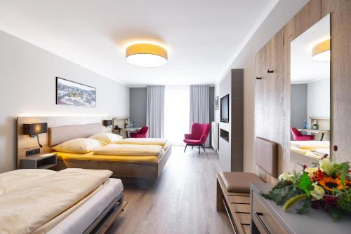 亚琛比斯玛克图姆酒店的酒店客房配有两张床和一张书桌