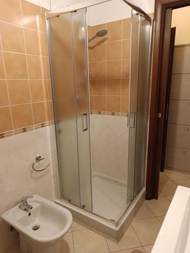 萨萨里Dario's house的带淋浴的浴室(带盥洗盆和卫生间)