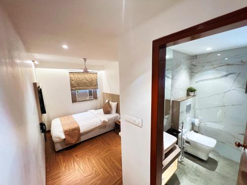 孟买White House by Maxxvalue Service Apartments Bandra的一间带床和卫生间的浴室