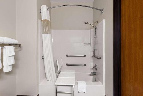 滑铁卢滑铁卢贝蒙特套房酒店的带淋浴和盥洗盆的白色浴室