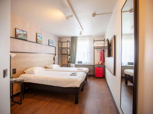 瑟堡宜必思瑟堡拉格拉斯里酒店的酒店客房设有两张床和窗户。