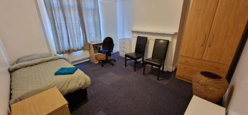 伊普斯威奇Grove Lane的一间卧室配有一张床、一张桌子和一把椅子