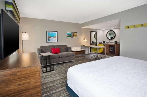 珊瑚角开普科勒尔/麦尔兹堡汉普顿酒店的酒店客房,配有床和沙发