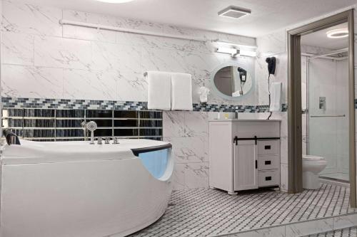 莱克伍德莱克伍德/塔科马南部戴斯酒店的带浴缸、盥洗盆和卫生间的浴室