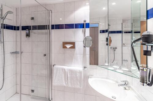 施塔德Hotel Stadthafen Stade的带淋浴和盥洗盆的浴室