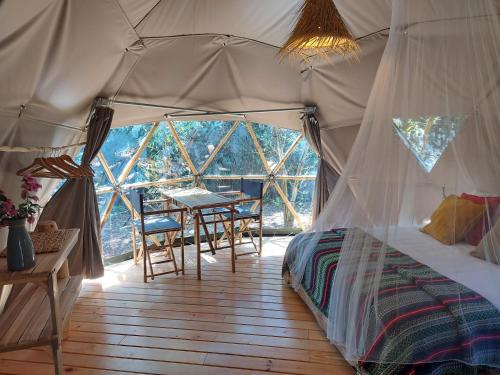 塞勒玛Salema Eco Camp - Sustainable Camping & Glamping的一间卧室配有一张床,帐篷内配有一张桌子