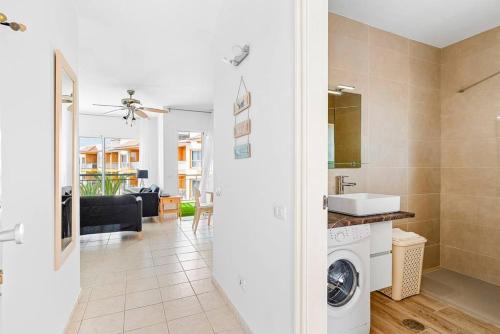 卡亚俄萨尔瓦赫Vista la Gomera 2的厨房以及带洗衣机和烘干机的客厅。