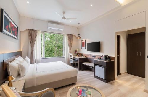 乌代浦City Connect by Downtown Udaipur的配有一张床和一张书桌的酒店客房