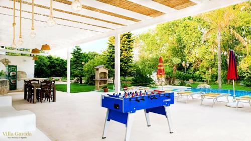卡洛维诺Villa Gavida的一个带游泳池的庭院里设有一张蓝色乒乓球桌