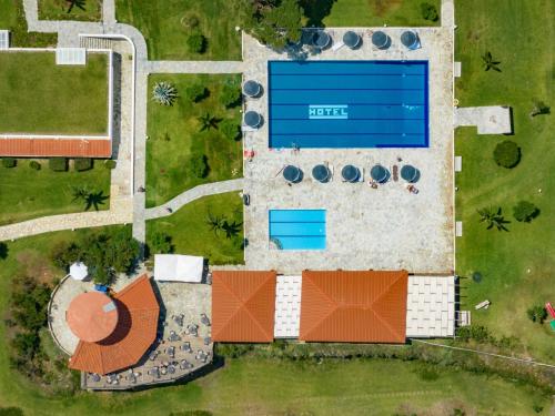 尼福雷伊卡宝林海滩酒店的享有带游泳池的建筑的空中景致