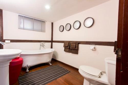 清迈Tolani Northgate Villa Chiang Mai的带浴缸、卫生间和盥洗盆的浴室