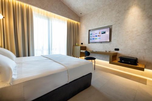 ElaiokhórionAnasa Luxury Resort的酒店客房,配有床和电视