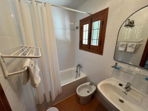 莫拉塔利亚El retiro hotel rural的浴室配有盥洗盆、卫生间和浴缸。