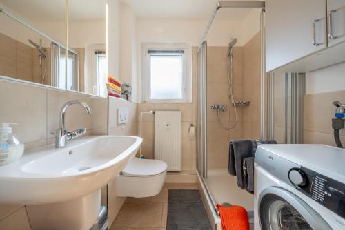 汉诺威Private Apartment的一间带水槽和洗衣机的浴室