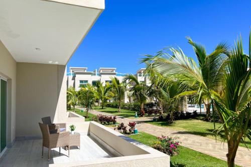 蓬塔卡纳Playa Palmera Beach Resort的棕榈树房屋的阳台享有风景。