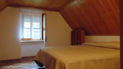 LannaLA CASA DEI RICORDI的一间卧室设有一张床和一个窗口