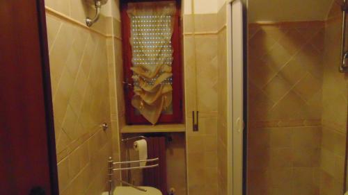 LannaLA CASA DEI RICORDI的带淋浴、卫生间和镜子的浴室