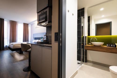 埃斯林根GINN Apartment-Hotel Stuttgart-Esslingen的酒店客房设有带水槽的浴室