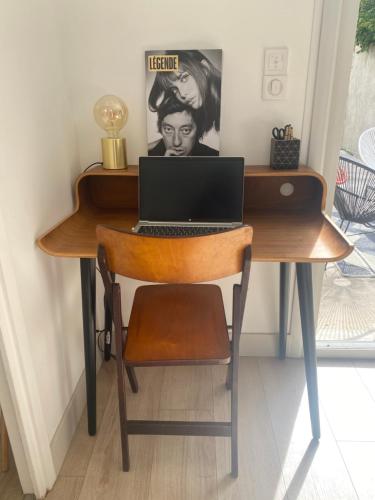 奥尔良Saint Charles的一张桌子,上面有一台笔记本电脑