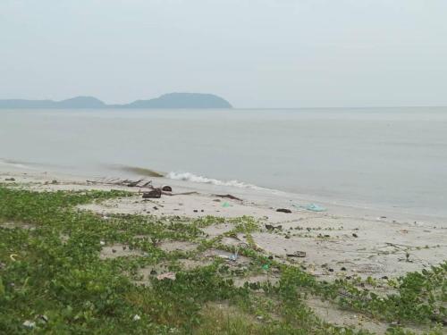 丰盛港Warisan Homestay Anjung的海滩上放着一堆垃圾