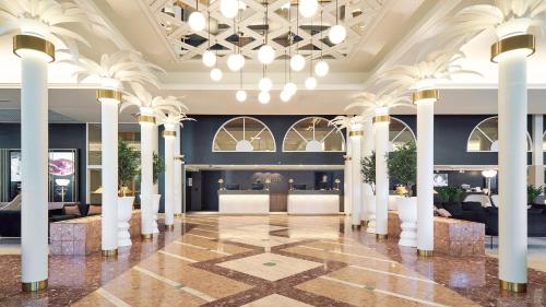 纳坦利纳坦利温泉酒店的大厅,带有柱子和吊灯的酒店大厅