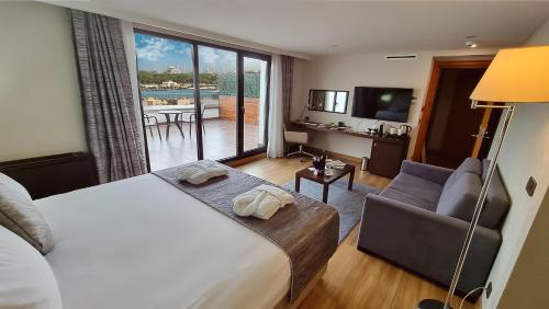 伊斯坦布尔博斯普鲁斯港酒店的一间卧室配有一张床,客厅设有阳台