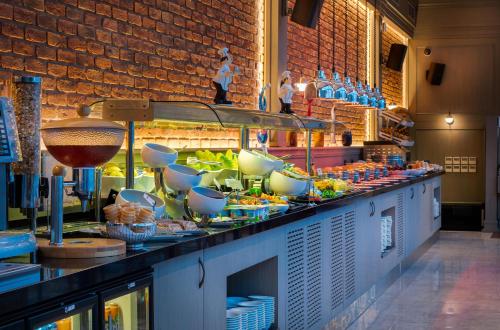 伊斯坦布尔博斯普鲁斯港酒店的自助餐,包括碗和菜肴