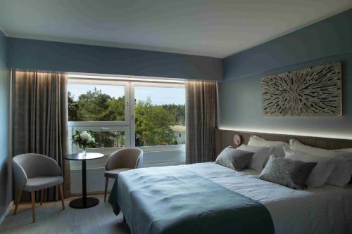 图尔库鲁伊萨洛Spa酒店的一间卧室设有一张大床和一个窗户。