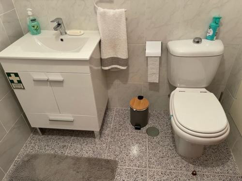 马希库O Nosso Recanto的浴室配有白色卫生间和盥洗盆。