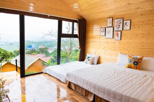 木州县Avatar Homestay & Coffee - Mộc Châu的一间卧室设有一张床和一个大窗户