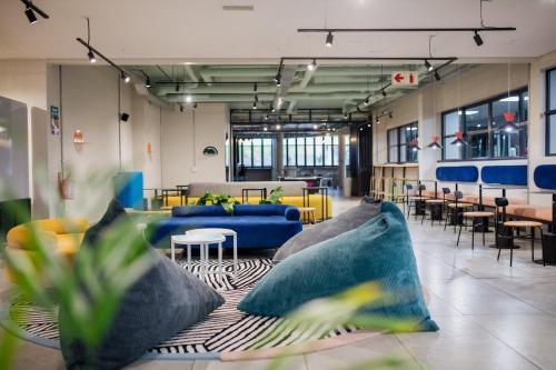 开普敦CampusKey Cape Town的大堂设有蓝色的沙发和桌椅