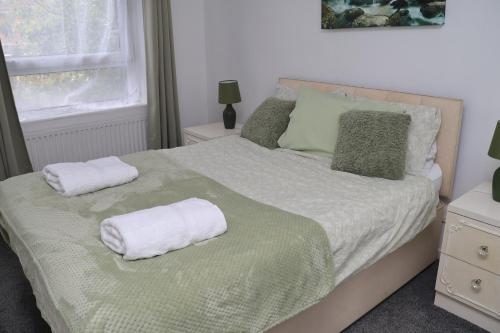 斯塔福德Superb 3 Bedroom flat in Stafford的一间卧室配有带毛巾的床