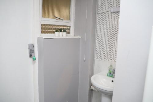 斯塔福德Superb 3 Bedroom flat in Stafford的白色的浴室设有水槽和卫生间。