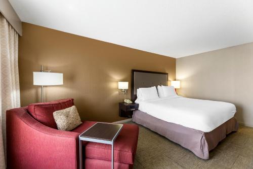 RichfieldComfort Inn, Cleveland South - Richfield的酒店客房,配有一张床和一张红色椅子
