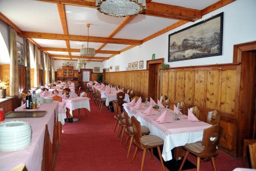 帕苏·斯泰尔维奥帕苏斯泰尔维奥酒店的用餐室配有桌椅和粉红色的桌布