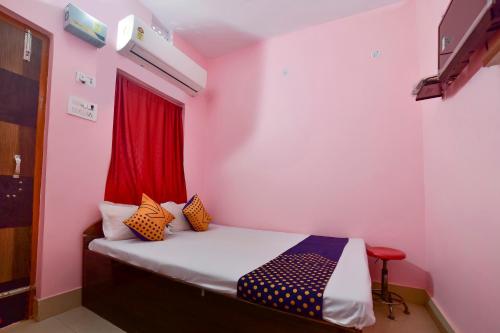 HājīpurSPOT ON Hotel Vivek的一间卧室配有一张红色窗户的床