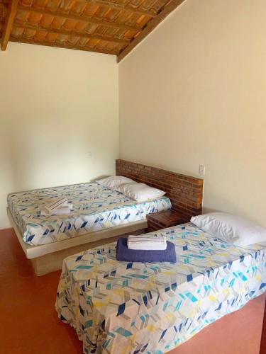 帕科蒂Suite Apoena 4的配有两张床的客房内。