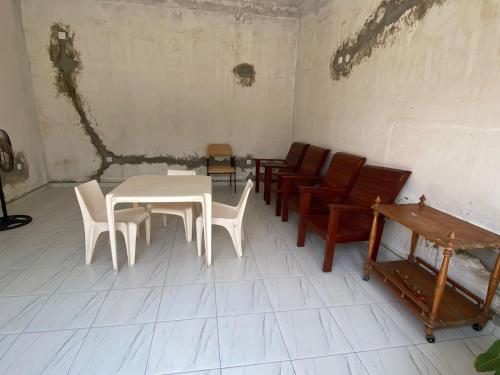 马普托Aeropark Residencial(1)的配有白色桌子和椅子的房间