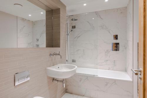 伦敦London's Calling - Farringdon - by Frankie Says的白色的浴室设有水槽和淋浴。