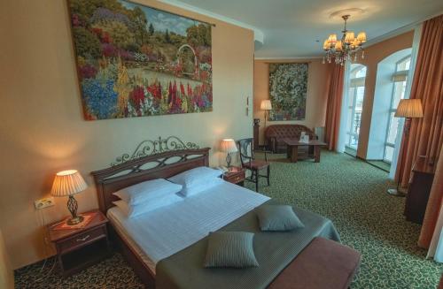 波尔塔瓦帕拉佐普瑞米尔酒店的酒店客房设有床和客厅。