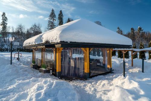 Białka TatrzanskaParzenica B&B的凉亭,雪地里设有雪盖屋顶