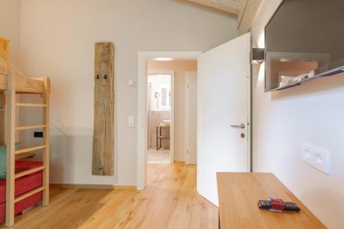 萨尔巴赫Haus Jausern的小房间设有木桌和梯子