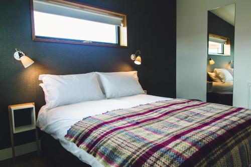 威克Jog Lodge 20 - 3 Bed Sea-View的一间卧室配有一张带彩色毯子的床