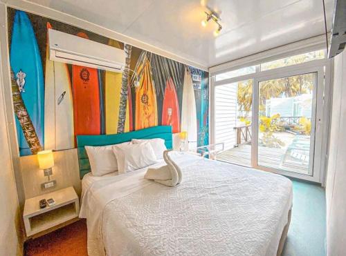 圣安德烈斯Hotel Reina del Mar By Dorado的卧室配有一张壁挂式冲浪板的床