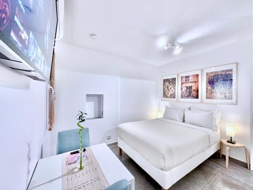 普罗旺斯艾克斯Èrsextius, SF, Aix-en-Provence的白色卧室配有床和桌子