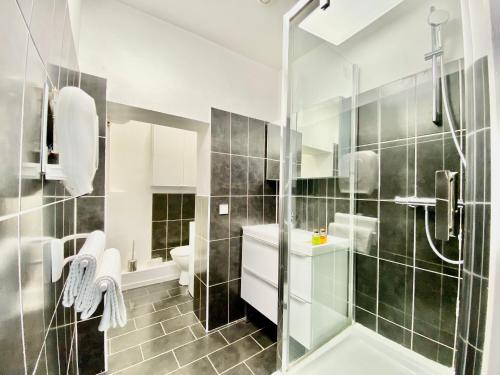 普罗旺斯艾克斯Èrsextius, SF, Aix-en-Provence的带淋浴、卫生间和盥洗盆的浴室